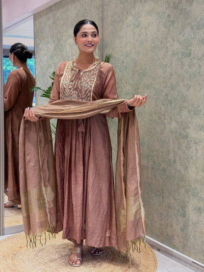 Detailed shot of the premium Banarasi jacquard dupatta scarf displaying rich golden woven patterns on a rosy brown canvas.