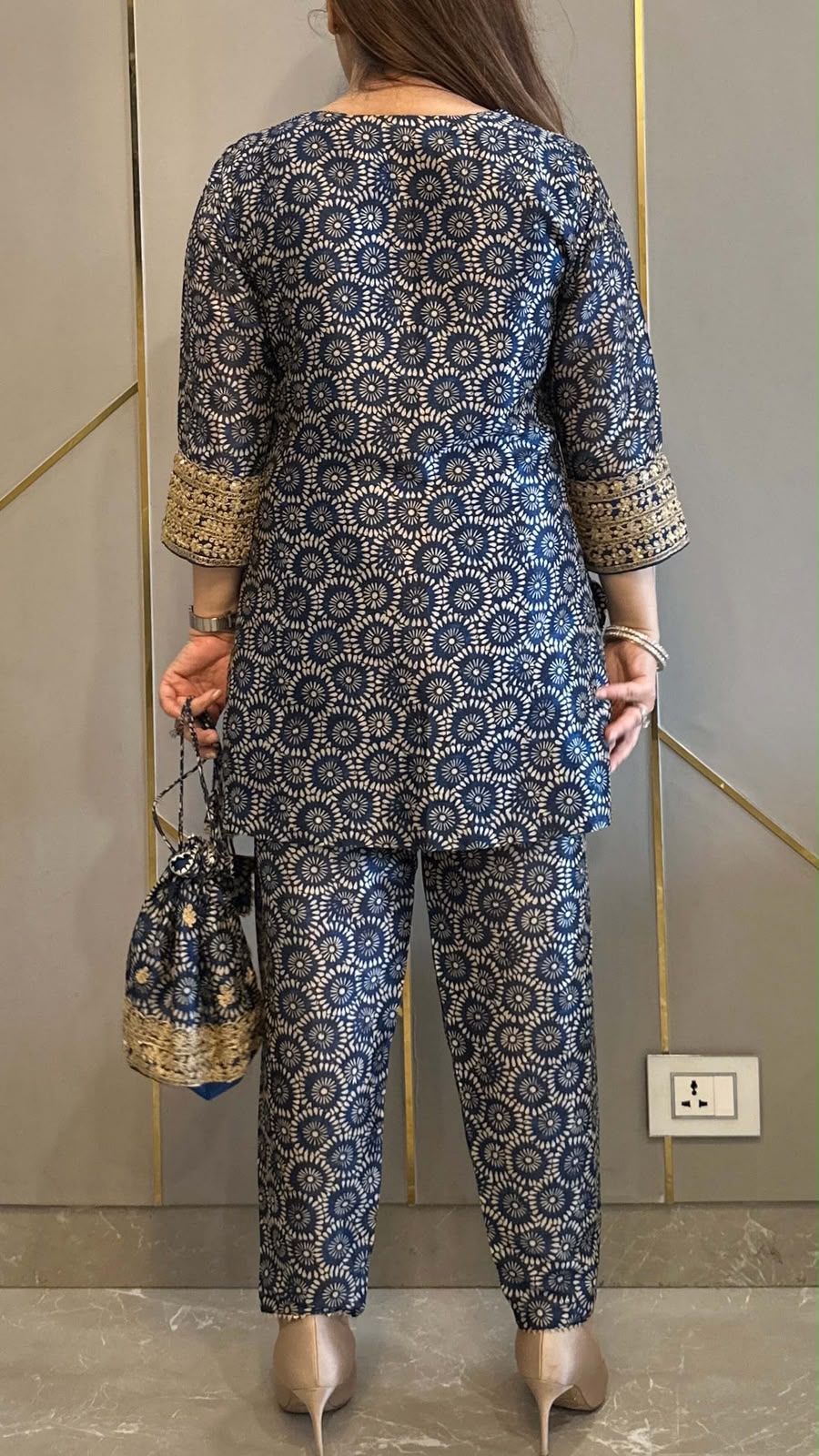 Focused view of the adjustable interior comfort elastic band layout on the waist of the charcoal blue printed cotton trousers.