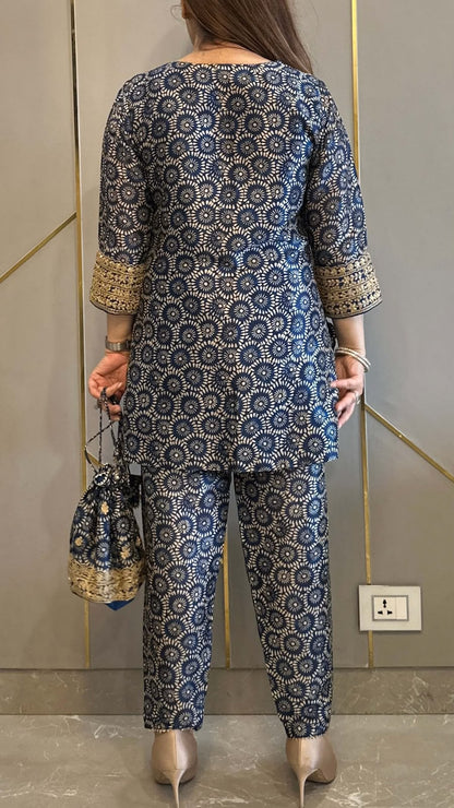 Focused view of the adjustable interior comfort elastic band layout on the waist of the charcoal blue printed cotton trousers.