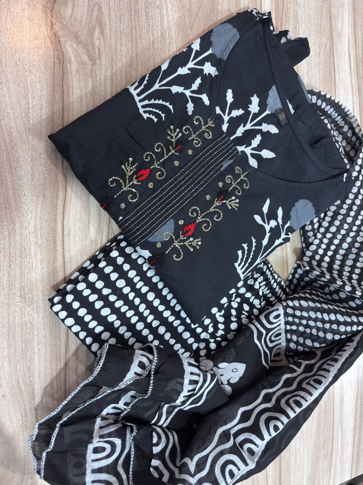 High resolution view of the premium sheer black malmal dupatta scarf showcasing the soft weave and neat traditional finished border edges.