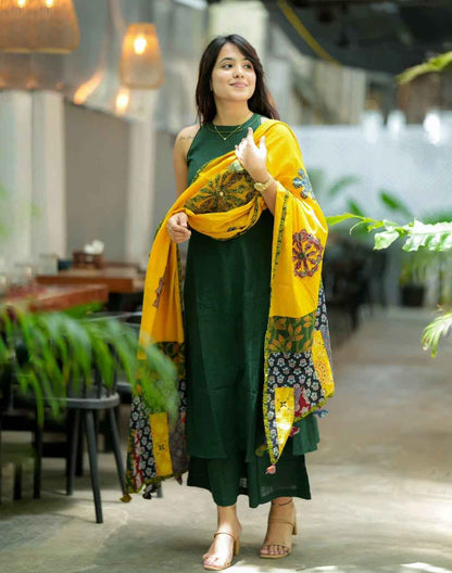 Side perspective presentation of the green a line tunic highlighting the smooth seamless lines and functional integrated side pockets on both sides.