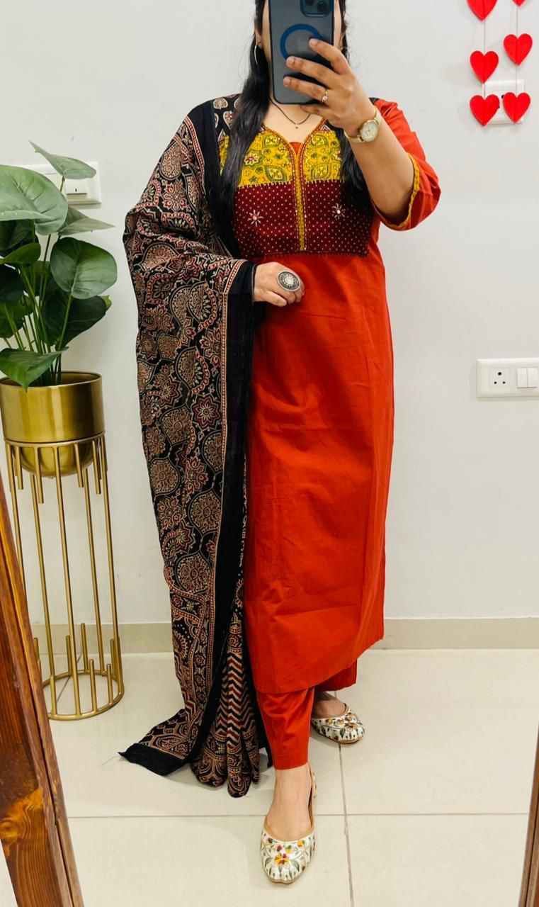 High resolution view of the premium red printed mulmul cotton dupatta scarf displaying the continuous layout along the finished edge borders.