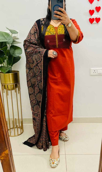 High resolution view of the premium red printed mulmul cotton dupatta scarf displaying the continuous layout along the finished edge borders.