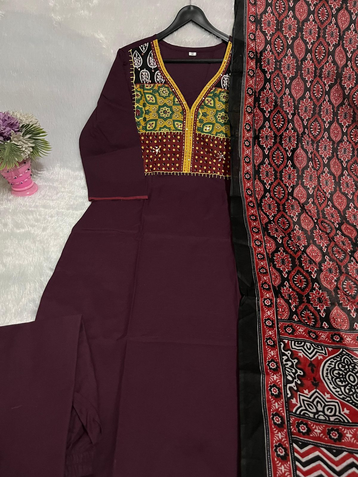 High resolution view of the premium wine color printed mulmul cotton dupatta scarf displaying the continuous layout along the finished edge borders.